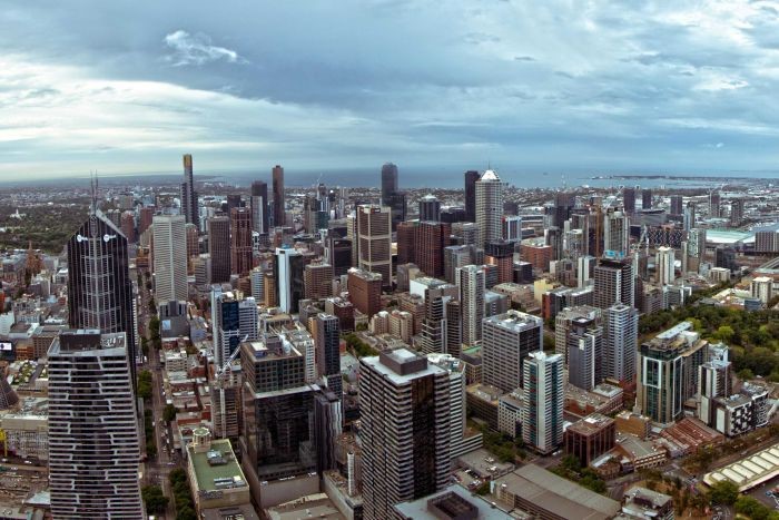 FÉNYKÉP: Melbourne mostani látképe — egyelőre csupa beton, ameddig a szem ellát.